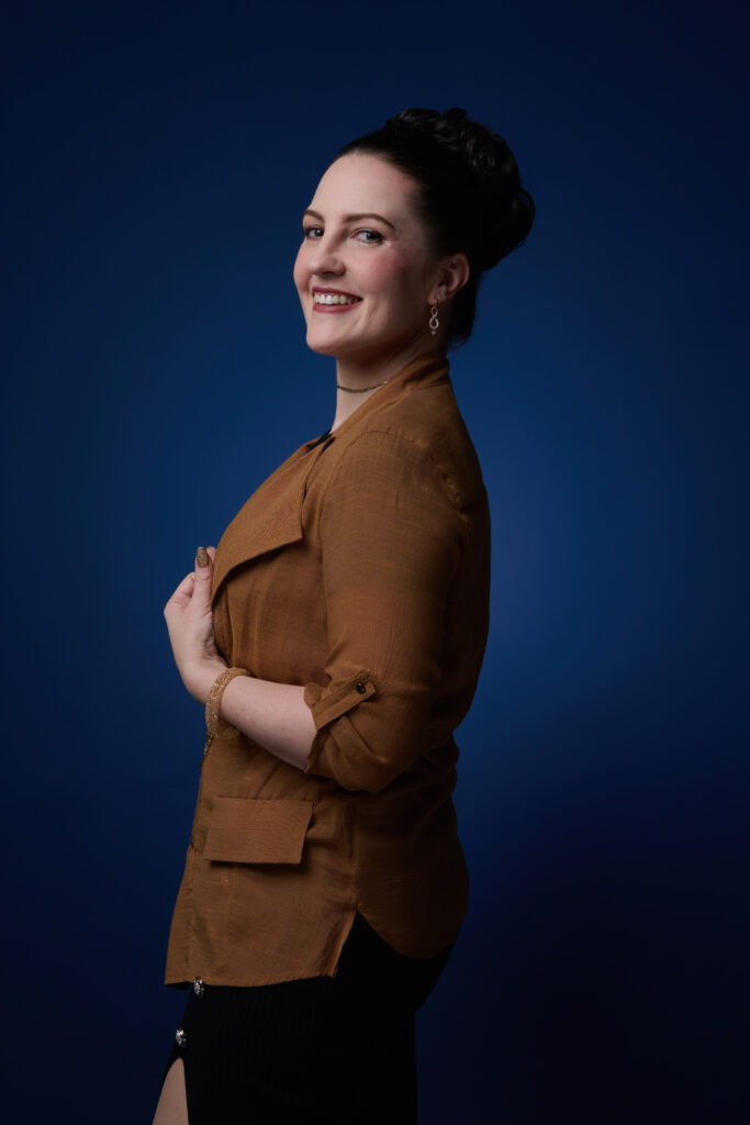 Portrait of Kellyjo Coney-Khan, psychotherapist specialising in Advanced-EMDR Intensives and neuroscience-led emotional change